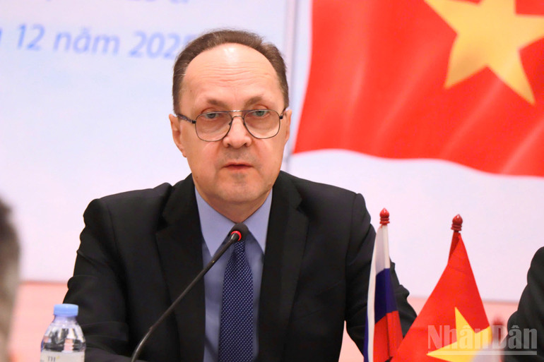 Đại sứ Li&ecirc;n bang Nga tại Việt Nam Gennady Stepanovich Bezdetko ph&aacute;t biểu. (Ảnh: TRUNG HƯNG)