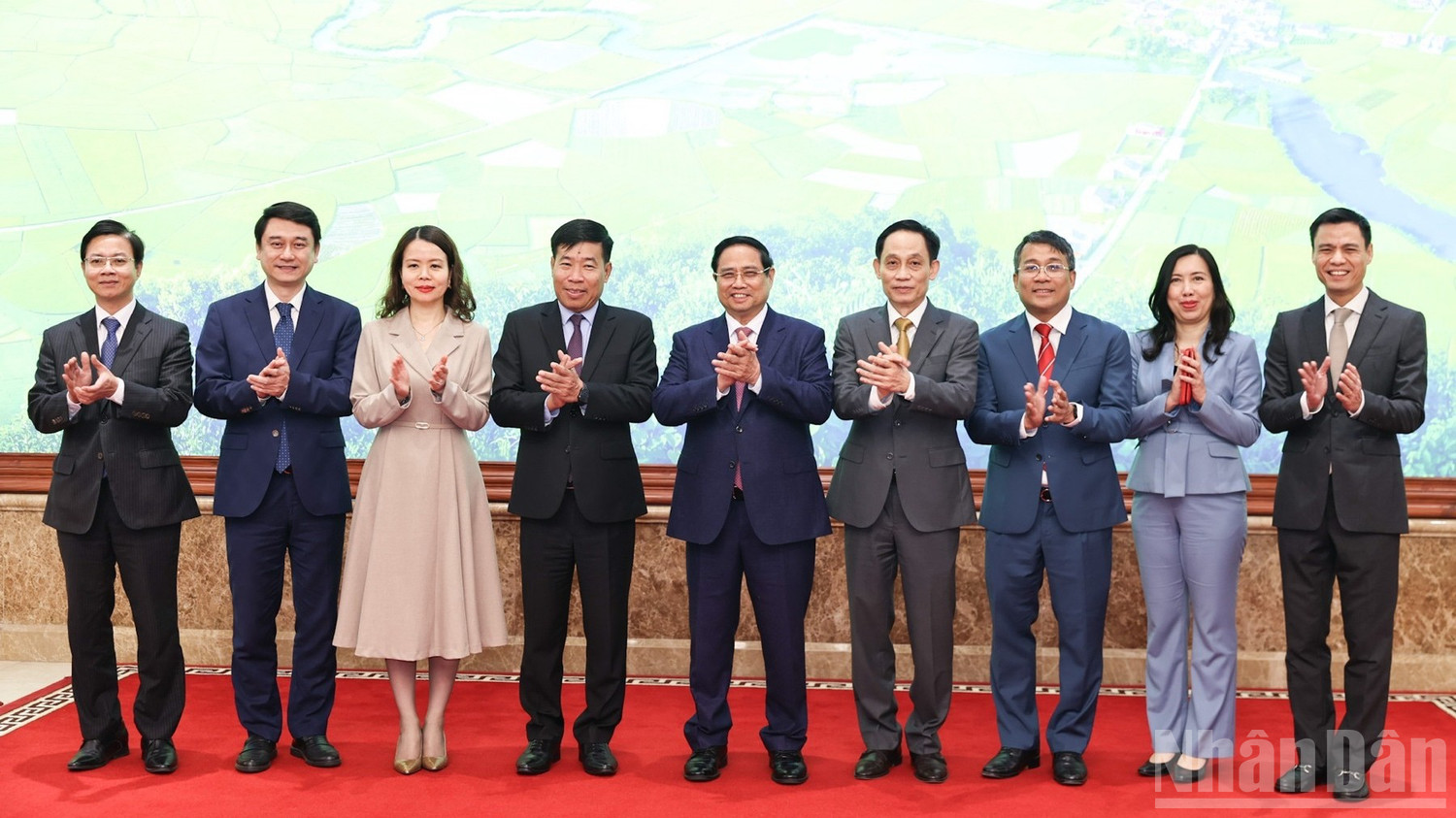 Thủ tướng Ch&iacute;nh phủ Phạm Minh Ch&iacute;nh với l&atilde;nh đạo Bộ Ngoại giao.