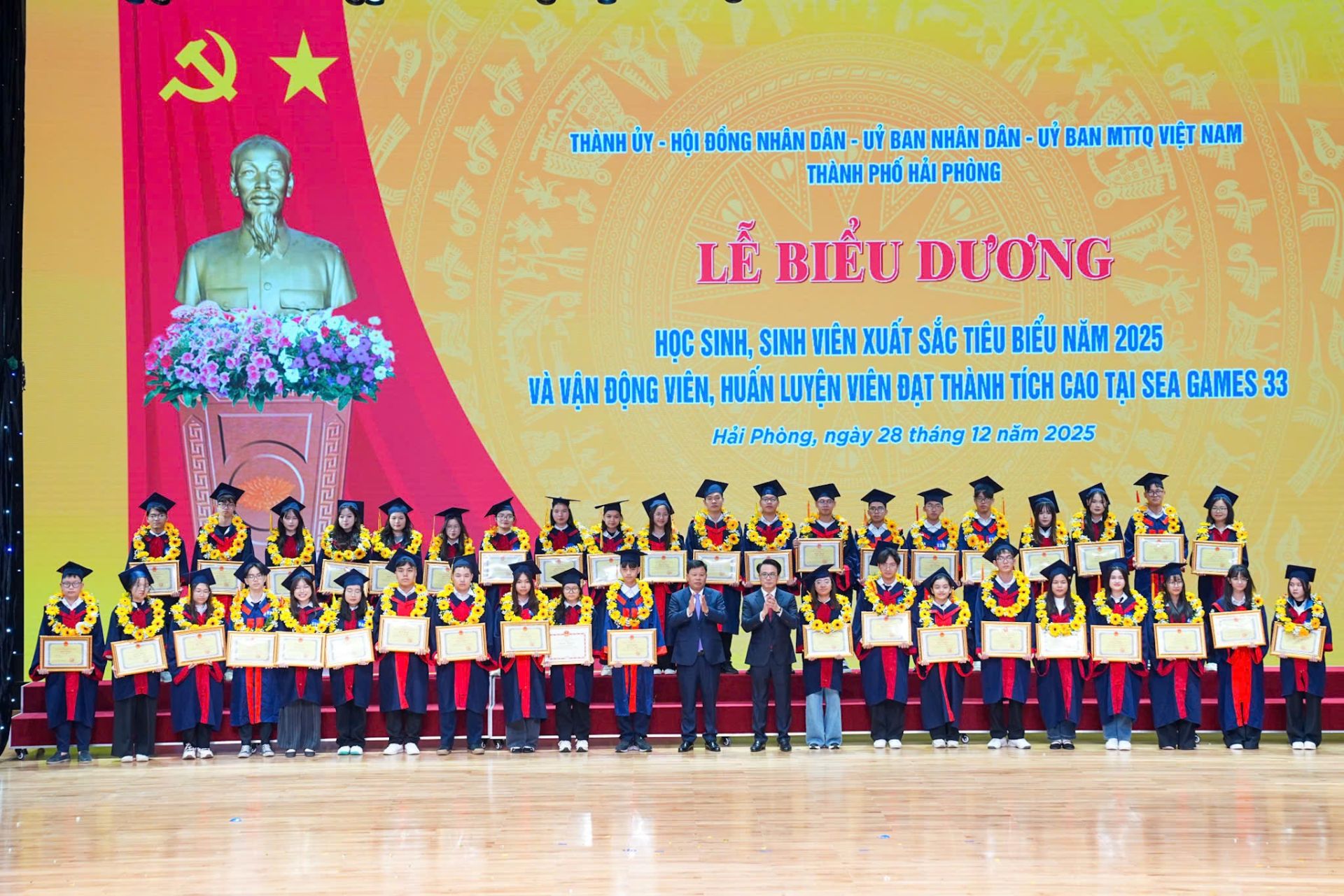 Biểu dương HSSV xuất sắc tiêu biểu năm 2025 và vận động viên, huấn luyện viên đạt thành tích cao tại SEA Game 33