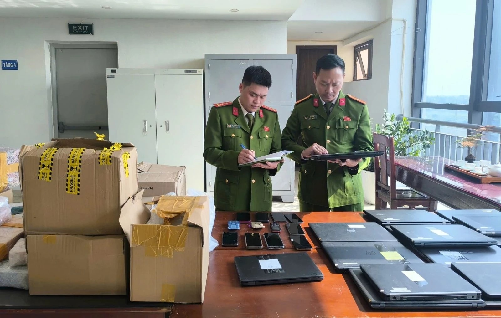 Lực lượng C&ocirc;ng an thu giữ nhiều c&ocirc;ng cụ, phương tiện phạm tội của c&aacute;c đối tượng.