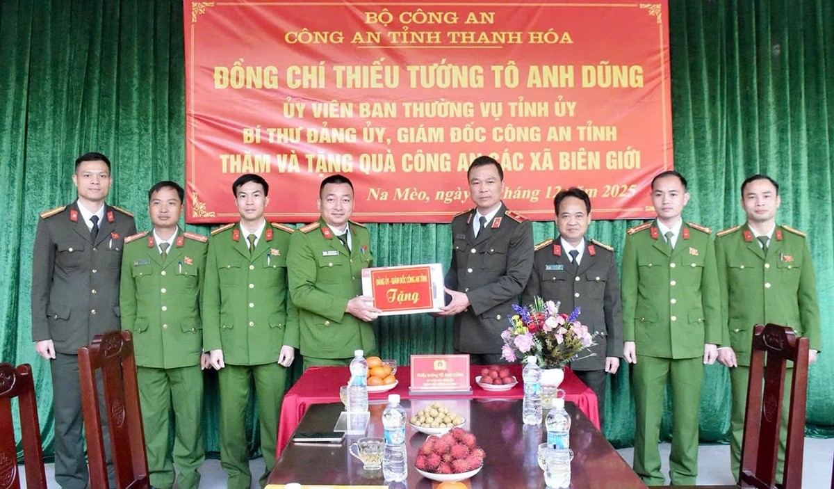 Giám đốc Công an tỉnh thăm, tặng quà cán bộ, chiến sĩ Công an 6 xã giáp biên giới. Giám đốc Công an tỉnh thăm, tặng quà cán bộ, chiến sĩ Công an 6 xã giáp biên giới.