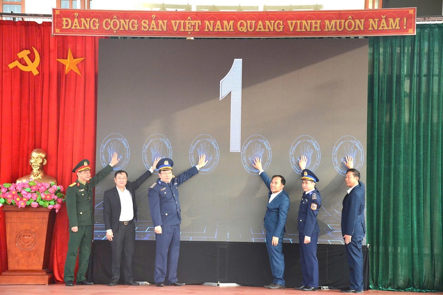 C&aacute;c đại biểu thực hiện nghi thức khai mạc cuộc thi.