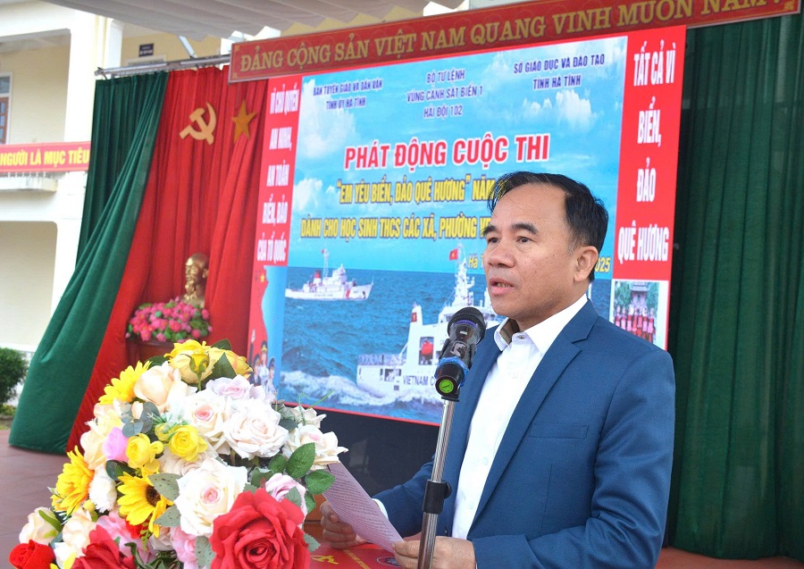 Đồng ch&iacute; B&ugrave;i Quang Ho&agrave;n, Ph&oacute; trưởng ban Tuy&ecirc;n gi&aacute;o v&agrave; D&acirc;n vận Tỉnh ủy H&agrave; Tĩnh ph&aacute;t biểu ch&agrave;o mừng.