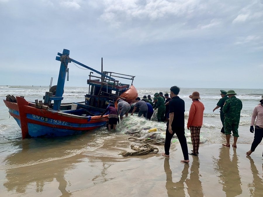 Bộ đội Biên phòng TP. Hồ Chí Minh kịp thời hỗ trợ tàu cá bị sóng đánh chìm tại Hồ Tràm