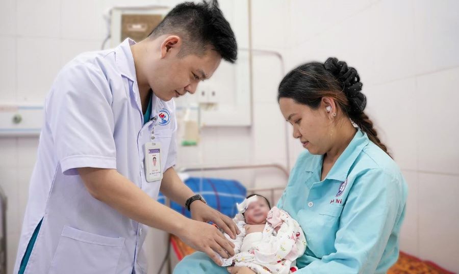 Quảng Trị: Cứu sống bé gái sơ sinh bị dị tật bẩm sinh hiếm gặp