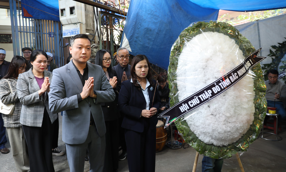 Đồng ch&iacute; L&ecirc; Thị Duy&ecirc;n v&agrave; đo&agrave;n c&ocirc;ng t&aacute;c viếng nạn nh&acirc;n.