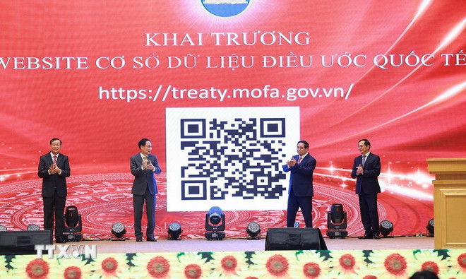 Thủ tướng Phạm Minh Ch&iacute;nh v&agrave; l&atilde;nh đạo Bộ Ngoại giao khai trương Cơ sở dữ liệu về Điều ước quốc tế. (Ảnh: Dương Giang/TTXVN)