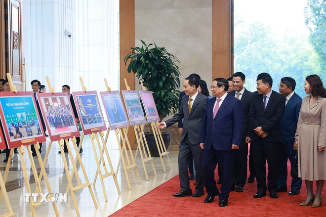 Thủ tướng Phạm Minh Ch&iacute;nh tham quan Triển l&atilde;m ảnh về th&agrave;nh tựu ngoại giao. (Ảnh: Dương Giang/TTXVN)
