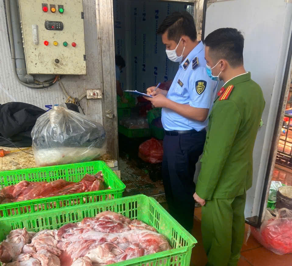 Hưng Yên: Chuyển hồ sơ 2 vụ việc giết mổ, kinh doanh gần 5 tấn thịt lợn và sản phẩm từ lợn có dấu hiệu tội phạm sang cơ quan điều tra