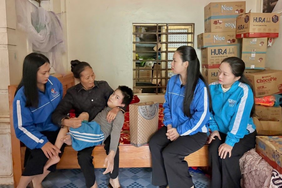 Hà Tĩnh: Trao gần 300 triệu đồng hỗ trợ người dân, đoàn viên khuyết tật, hoàn cảnh khó khăn