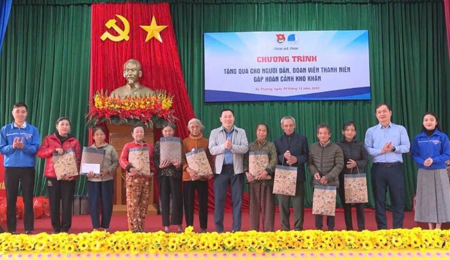 Ban Tổ chức trao tặng 200 suất qu&agrave; cho người d&acirc;n kh&oacute; khăn tại x&atilde; Kỳ Thượng.