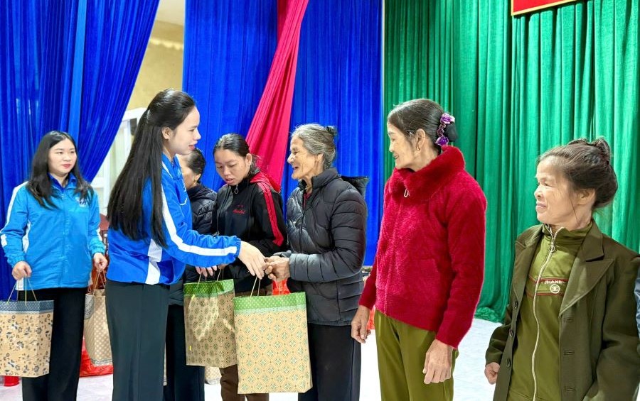 Ph&oacute; Chủ tịch Ủy ban MTTQ Việt Nam tỉnh, B&iacute; thư Tỉnh đo&agrave;n, Chủ tịch Hội LHTN Việt Nam tỉnh Nguyễn Ny Hương thăm hỏi, tặng qu&agrave; cho c&aacute;c ho&agrave;n cảnh kh&oacute; khăn.