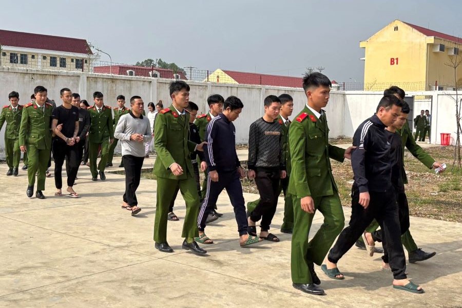 Bắt giữ v&agrave; dẫn giải c&aacute;c đối tượng phạm tội về cơ quan điều tra