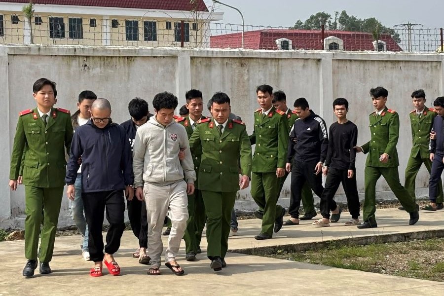 Bắt giữ v&agrave; dẫn giải c&aacute;c đối tượng phạm tội về cơ quan điều tra