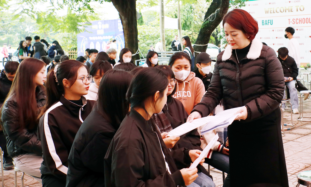 C&aacute;n bộ Trung t&acirc;m Dịch vụ việc l&agrave;m Bắc Ninh số 1 ph&aacute;t tờ rơi, cung cấp th&ocirc;ng tin cho lao động.