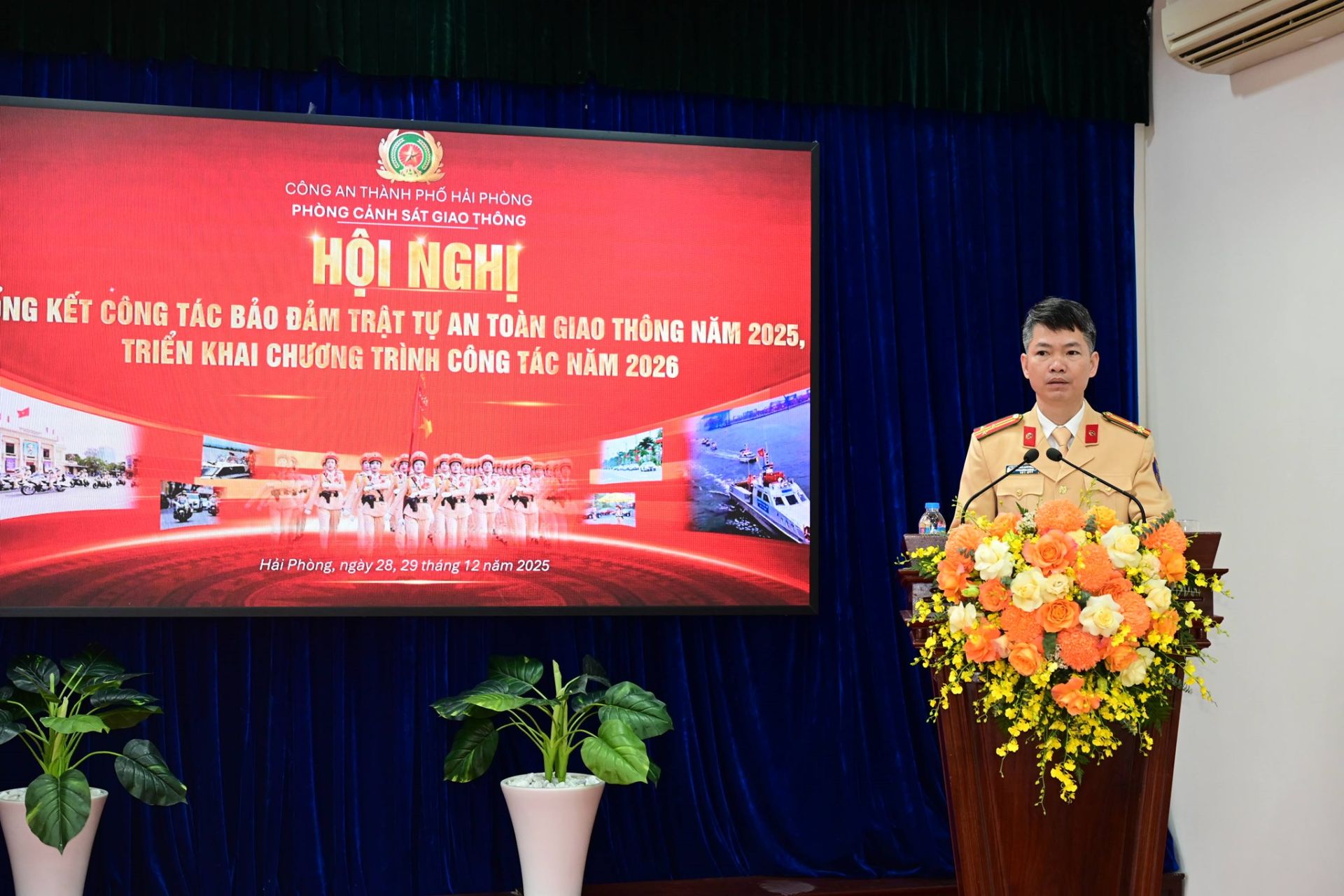 Thượng t&aacute; Trần Anh Ngọc - Trưởng ph&ograve;ng Cảnh s&aacute;t giao th&ocirc;ng b&aacute;o c&aacute;o tại hội nghị.