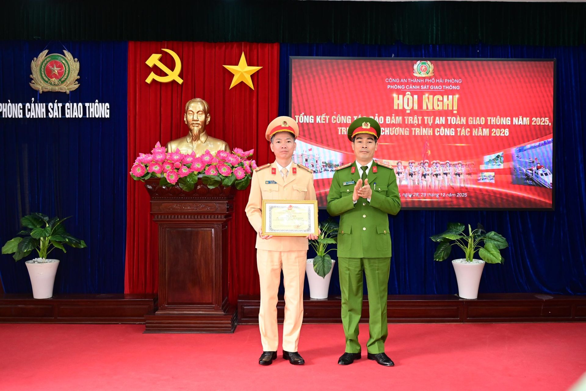 Đại t&aacute; Nguyễn Đức Th&igrave;n - Ph&oacute; Gi&aacute;m đốc C&ocirc;ng an th&agrave;nh phố trao khen thưởng của UBND th&agrave;nh phố.