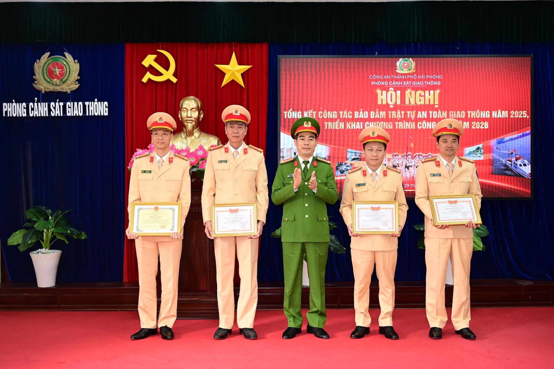 Đại t&aacute; Nguyễn Đức Th&igrave;n &ndash; Ph&oacute; Gi&aacute;m đốc C&ocirc;ng an th&agrave;nh phố trao danh hiệu 