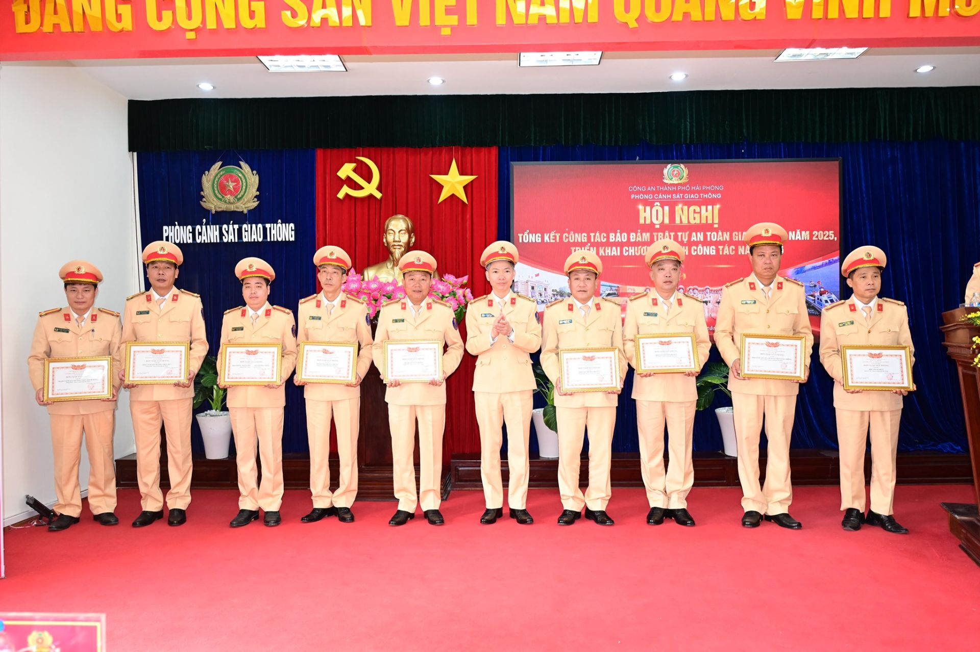 Thượng t&aacute; Trần Anh Ngọc - Trưởng ph&ograve;ng Cảnh s&aacute;t giao th&ocirc;ng trao danh hiệu &ldquo;Chiến sỹ thi đua cơ sở