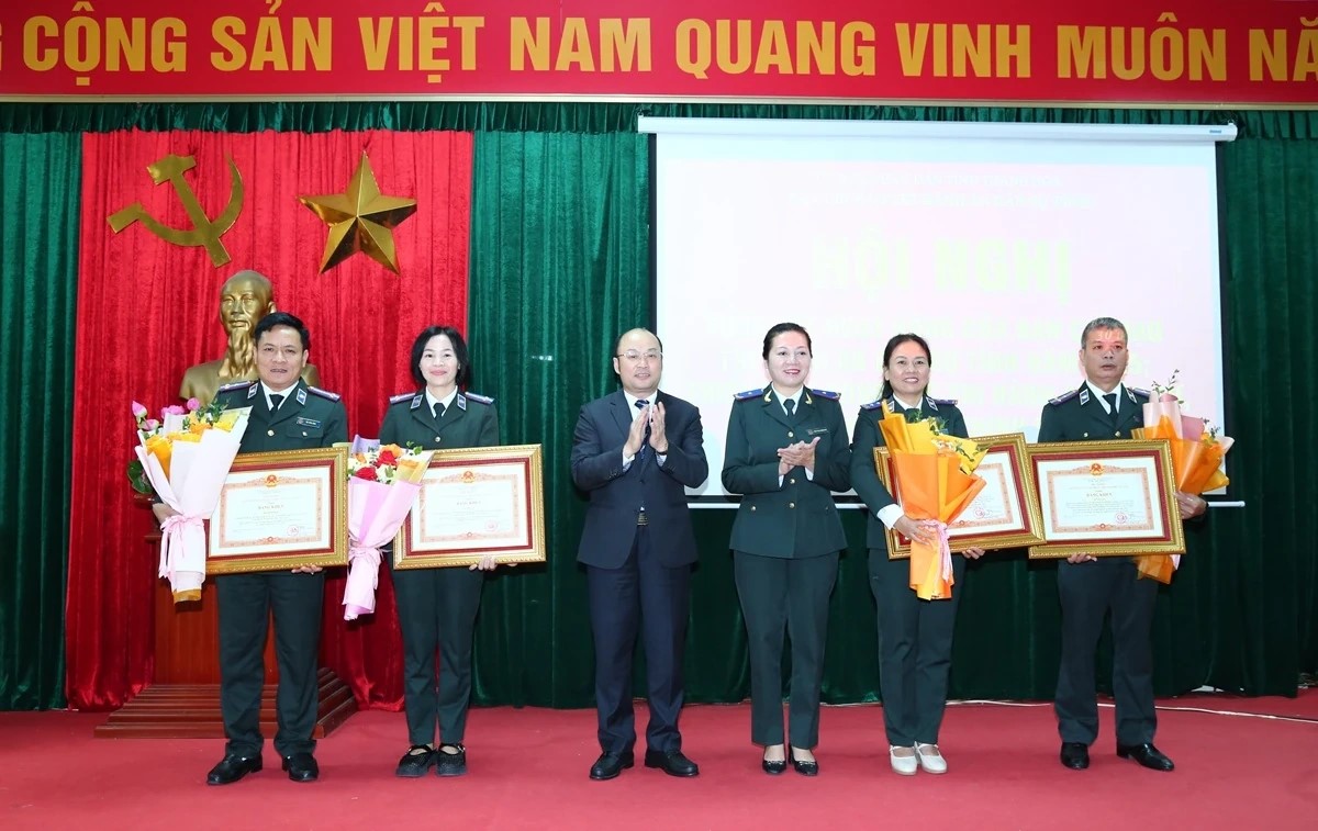 rao tặng Bằng khen của Thủ tướng Ch&iacute;nh phủ cho 4 c&aacute; nh&acirc;n v&igrave; đ&atilde; c&oacute; th&agrave;nh t&iacute;ch xuất sắc trong c&ocirc;ng t&aacute;c.