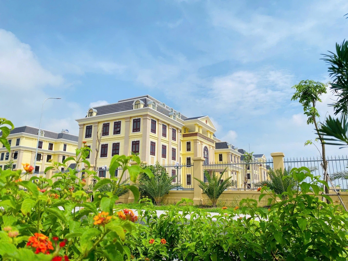 B&ecirc;n trong dự &aacute;n Agora City c&oacute; Trung t&acirc;m H&agrave;nh ch&iacute;nh x&atilde; Thủ Thừa thu h&uacute;t h&agrave;ng trăm người d&acirc;n đến l&agrave;m hồ sợ mỗi ng&agrave;y