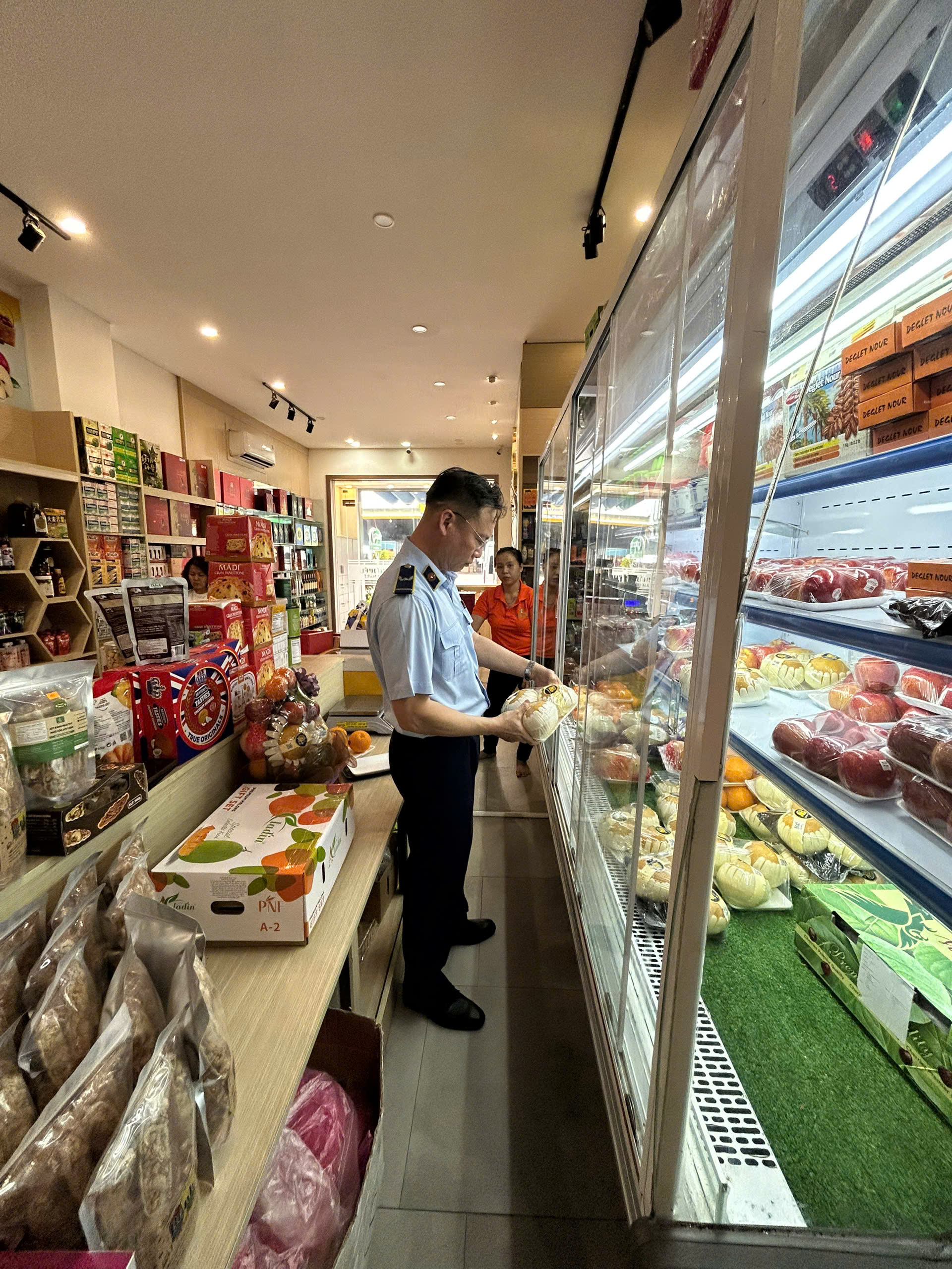 Lực lượng Quản l&yacute; thị trường tỉnh Kh&aacute;nh H&ograve;a kiểm tra h&agrave;ng h&oacute;a tại cơ sở kinh doanh