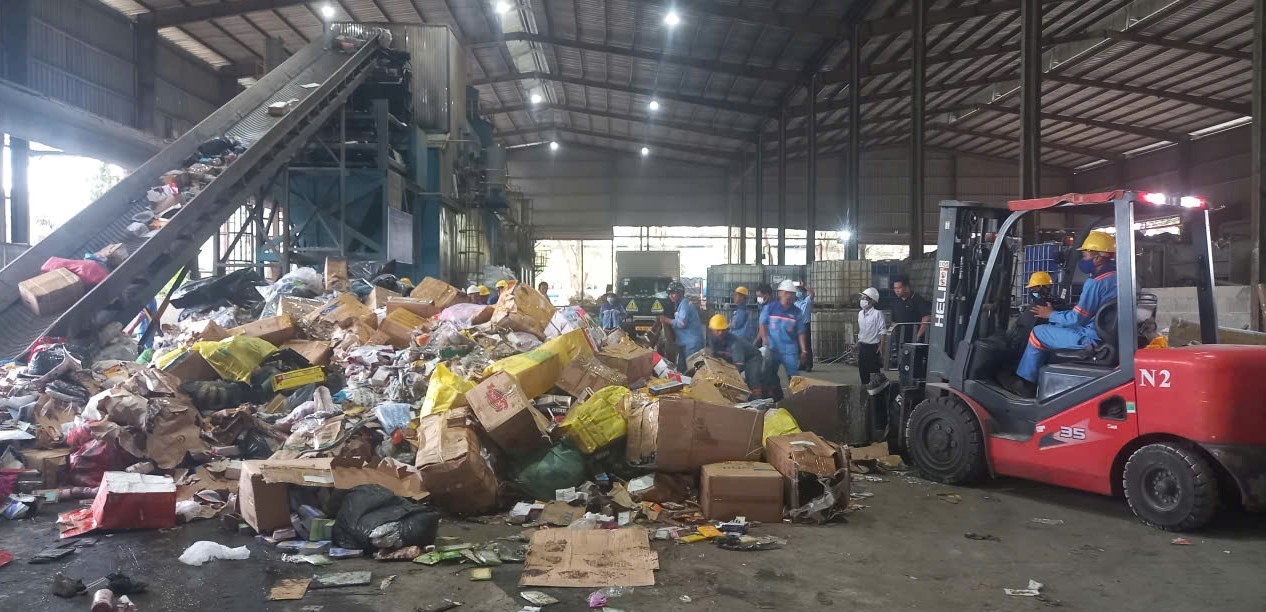 Vĩnh Long: Tiêu hủy gần 20 tấn hàng hóa vi phạm và hơn 21.000 bao thuốc lá nhập lậu