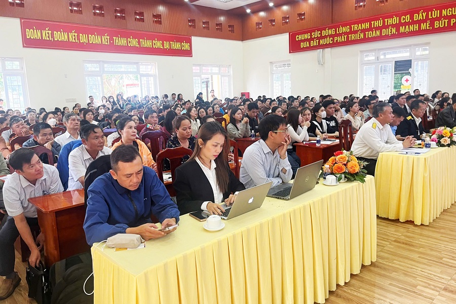 Thuế Cơ sở 2 tỉnh Lâm Đồng tuyên truyền, hướng dẫn chính sách bỏ thuế khoán đối với hộ kinh doanh từ ng&agrave;y 1/1/2026. Ảnh: PV