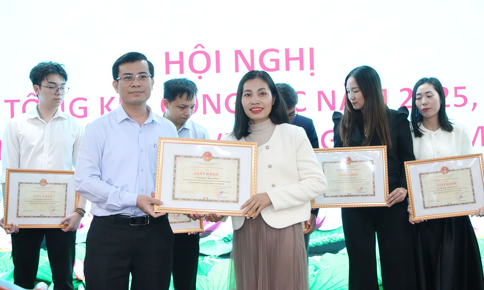 L&atilde;nh đạo Sở T&agrave;i ch&iacute;nh trao Giấy khen cho c&aacute;c c&aacute; nh&acirc;n c&oacute; th&agrave;nh t&iacute;ch xuất sắc.