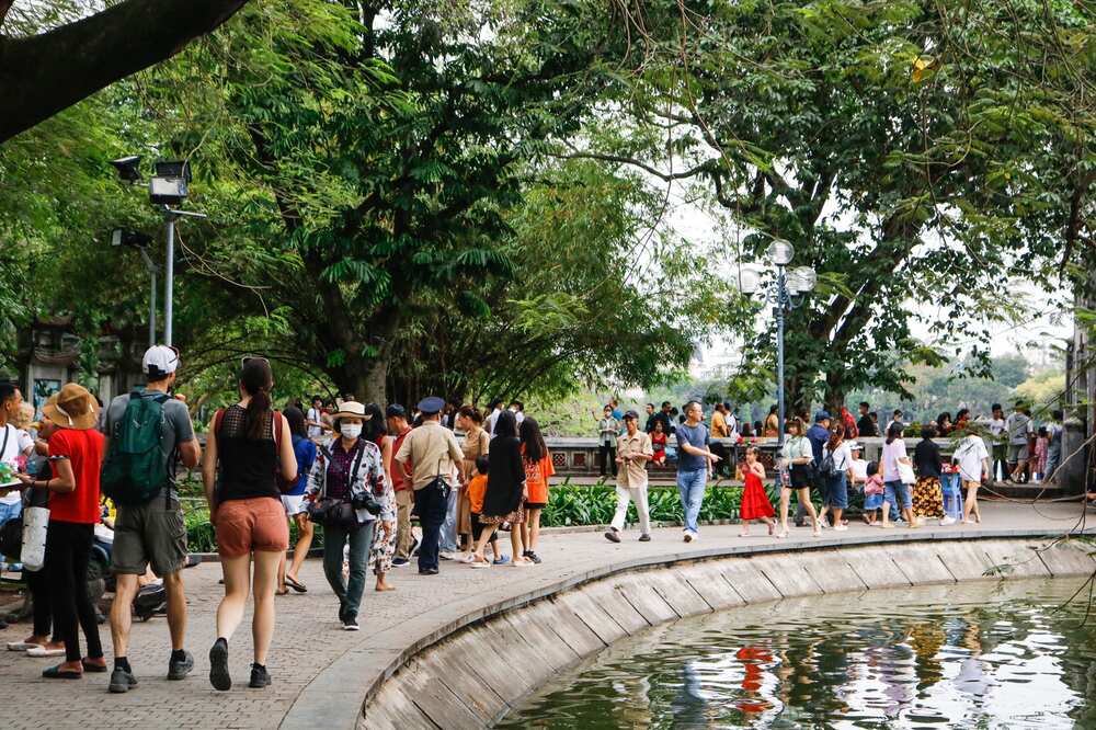 Kh&aacute;ch du lịch tham quan tại phố đi bộ Hồ Gươm. Ảnh: TN