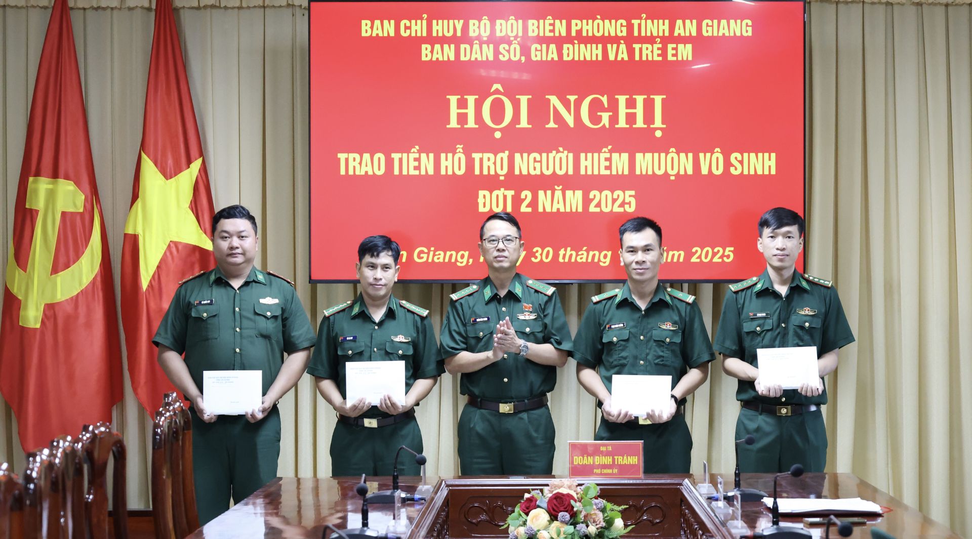 Đại tá Doãn Đình Tránh, Phó Chính ủy Ban Chỉ huy Bộ đội Biên phòng tỉnh An Giang trao kinh phí hỗ trợ cho 4 quân nhân. Đại tá Doãn Đình Tránh, Phó Chính ủy Ban Chỉ huy Bộ đội Biên phòng tỉnh An Giang trao kinh phí hỗ trợ cho 4 quân nhân.