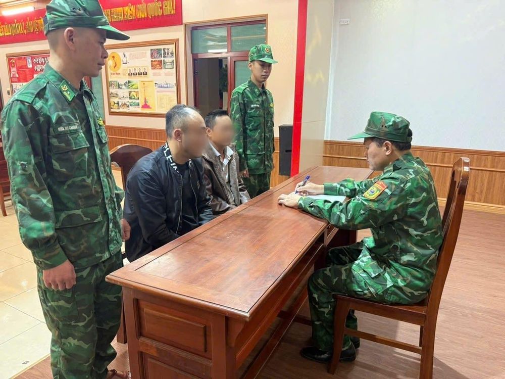 C&aacute;n bộ BĐBP lấy lời khai c&aacute;c đối tượng.