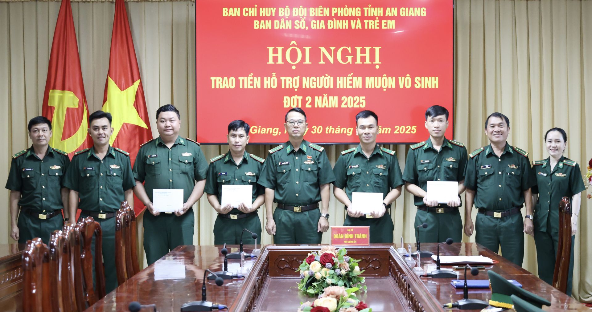 Các đại biểu và quân nhân được hỗ trợ tại buổi gặp mặt. Các đại biểu và quân nhân được hỗ trợ tại buổi gặp mặt.