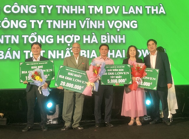 Một số hình ảnh về Lễ khen thưởng cho các Đại lý, Nhà phân phối. Ảnh: Viết Hiền. Một số hình ảnh về Lễ khen thưởng cho các Đại lý, Nhà phân phối. Ảnh: Viết Hiền.