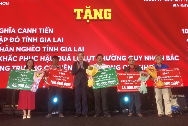 Nguyễn Hoàng Long (bìa phải) trao tiền hỗ trợ cho đại diện các tổ chức, đơn vị. Ảnh: VH Nguyễn Hoàng Long (bìa phải) trao tiền hỗ trợ cho đại diện các tổ chức, đơn vị. Ảnh: VH