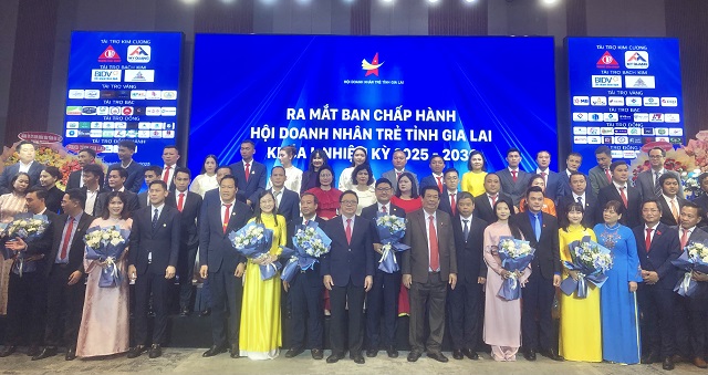 Đại biểu quan kh&aacute;ch chia vui với BCH Hội DNT tỉnh Gia Lai kh&oacute;a I . Ảnh: VH