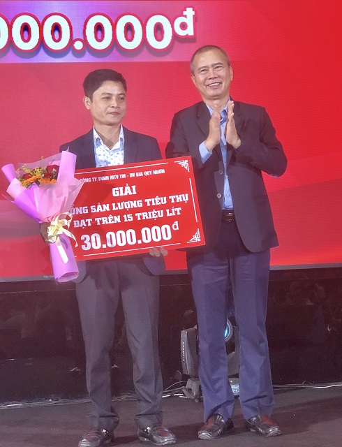Ông Nguyễn Hoàng Long (bên phải) trao giải cho đại diện Nhà phân phối có tổng sản lượng tiêu thụ đath trên 15 triệu lít. Ảnh: Viết Hiền. Ông Nguyễn Hoàng Long (bên phải) trao giải cho đại diện Nhà phân phối có tổng sản lượng tiêu thụ đath trên 15 triệu lít. Ảnh: Viết Hiền.