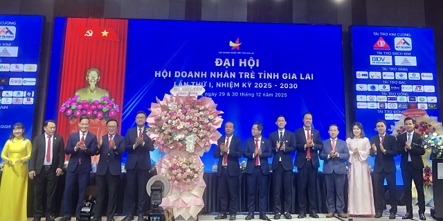 L&atilde;nh đạo Trung ương Hội DNT Việt Nam tặng hoa ch&uacute;c mừng Đại hội.