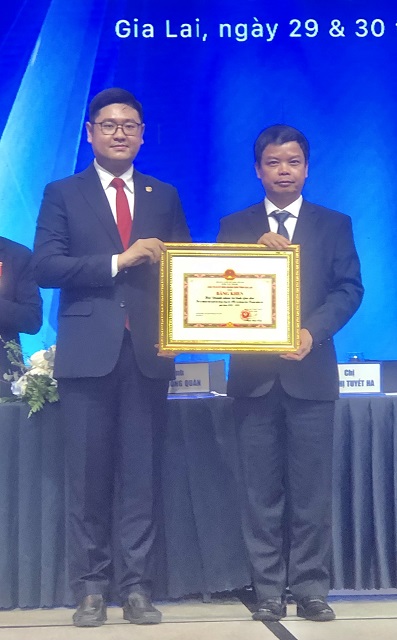 &Ocirc;ng Nguyễn Hữu Quế (b&igrave;a phải) trao bằng khen cho Hội DNT tỉnh Gia Lai. Ảnh: Viết Hiền