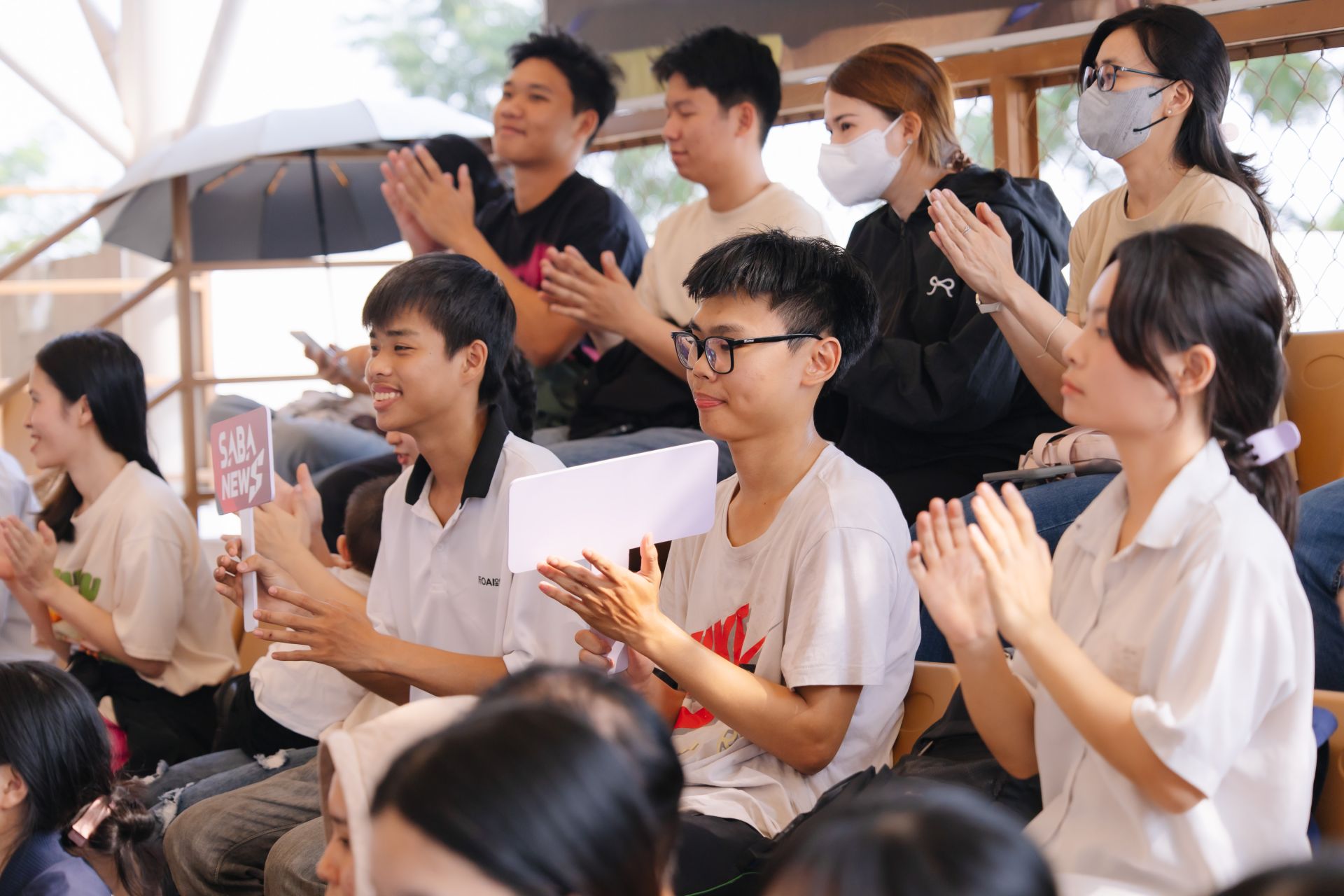 Kh&aacute;n giả chăm ch&uacute; theo d&otilde;i v&agrave; cổ vũ nồng nhiệt