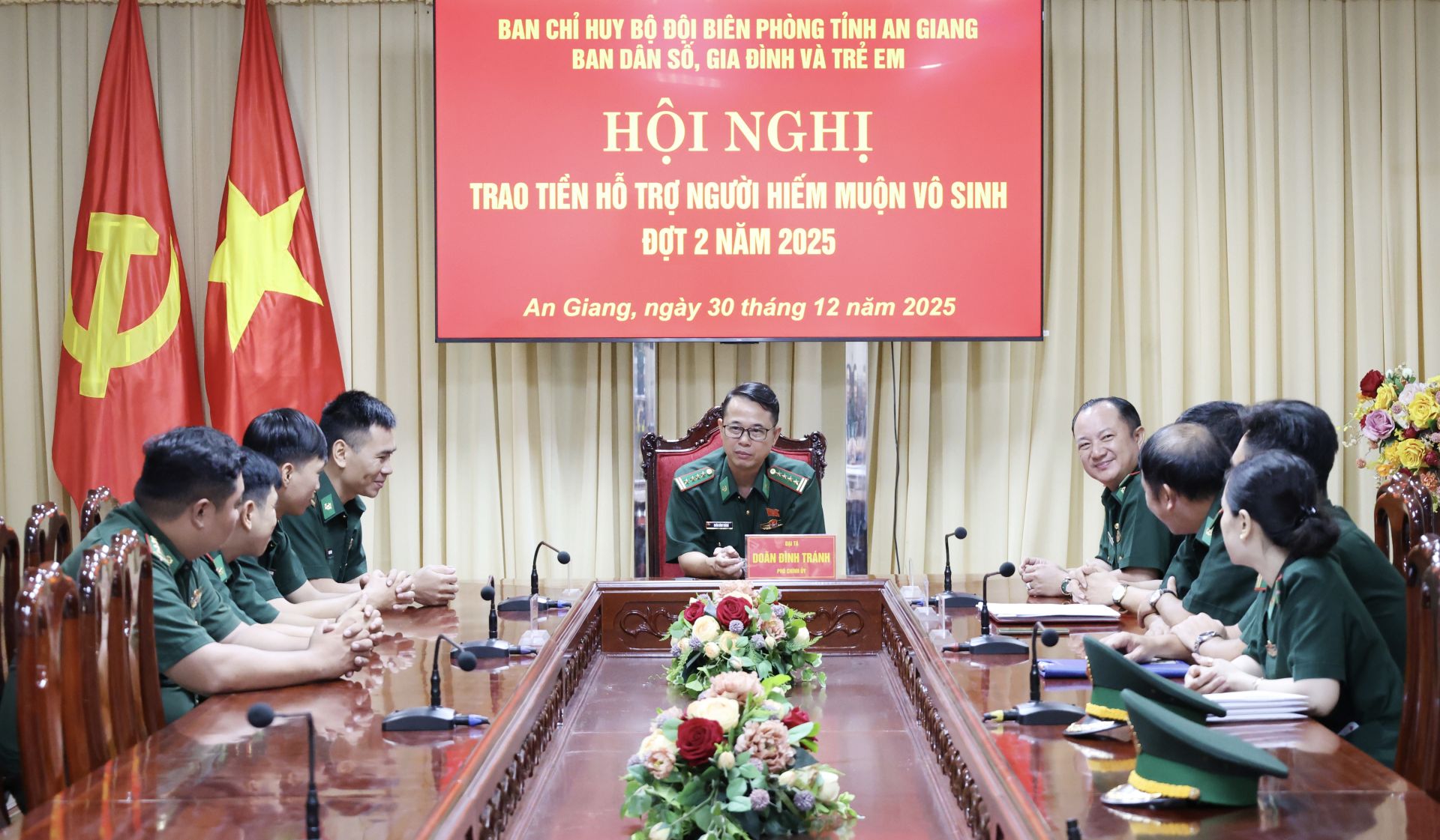 Quang cảnh buổi gặp mặt trao kinh phí hỗ trợ. Quang cảnh buổi gặp mặt trao kinh phí hỗ trợ.