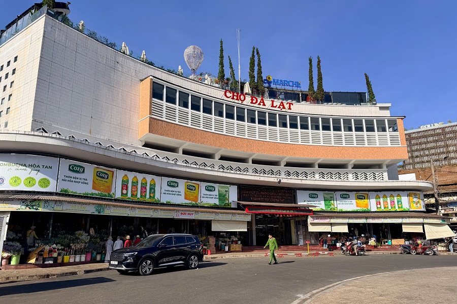 Chợ Đ&agrave; Lạt l&agrave; nơi c&oacute; lượng du kh&aacute;ch đến mua sắm cao v&agrave; hoạt động mua b&aacute;n diễn ra s&ocirc;i động