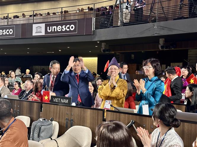 Đại diện ph&aacute;i đo&agrave;n Việt Nam tham dự kỳ họp 47 b&agrave;y tỏ sự cảm ơn c&aacute;c th&agrave;nh vi&ecirc;n của Ủy ban Di sản Thế giới (UNESCO) v&agrave; c&aacute;c đo&agrave;n quốc tế đ&atilde; ủng hộ hồ sơ của Việt Nam trong qu&aacute; tr&igrave;nh x&eacute;t duyệt. Ảnh: Nguyễn Thu H&agrave;/TTXVN