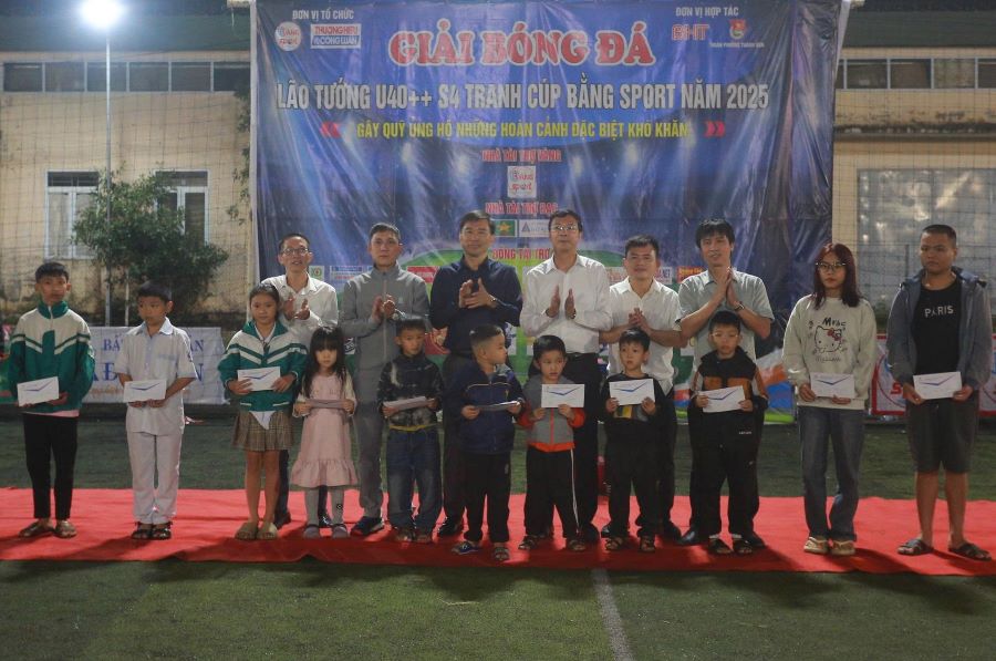 BTC giải c&ugrave;ng đại diện l&atilde;nh đạo địa phương trao 20 suất qu&agrave;, mỗi suất 1 triệu đồng cho c&aacute;c em nhỏ c&oacute; ho&agrave;n cảnh kh&oacute; khăn tại lễ bế mạc