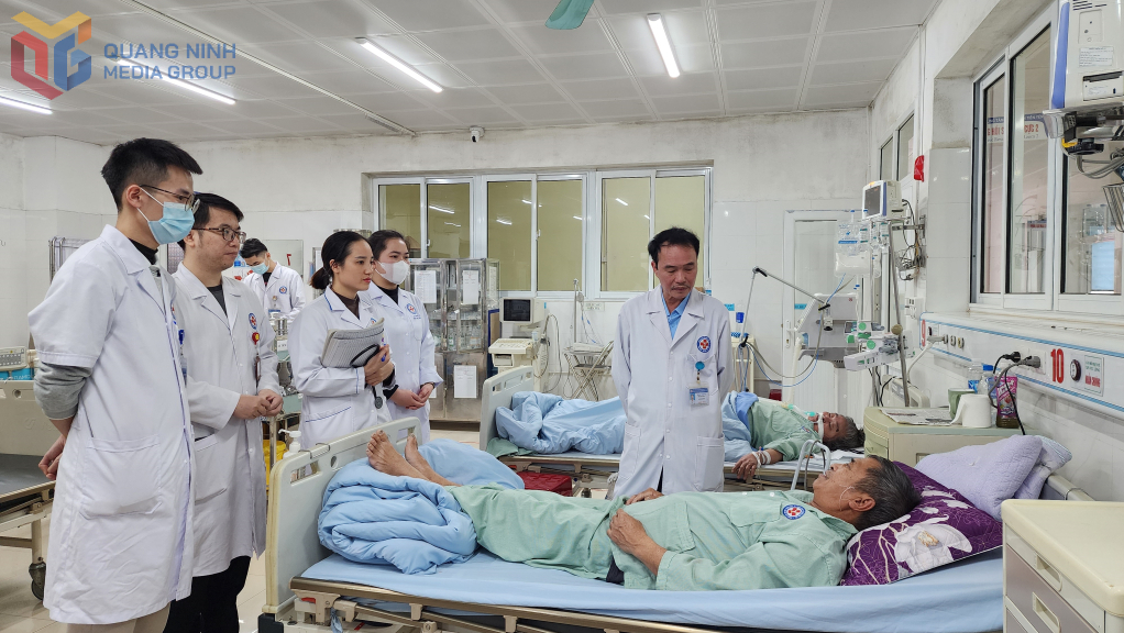 C&aacute;c y, b&aacute;c sĩ Khoa Cấp cứu - Hồi sức t&iacute;ch cực - Chống độc (Bệnh viện Đa khoa khu vực Ti&ecirc;n Y&ecirc;n) thăm, kh&aacute;m sức khỏe cho người bệnh