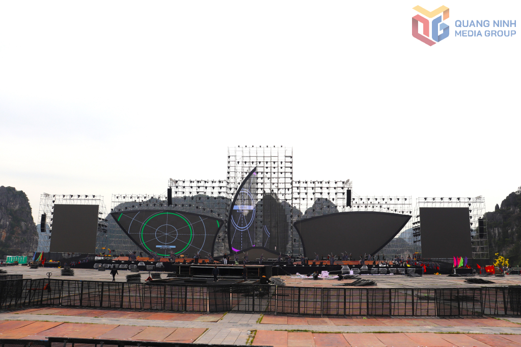 Sân khấu đã được hoàn thiện, các đơn vị đang tích cực tập luyện Sân khấu đã được hoàn thiện, các đơn vị đang tích cực tập luyện