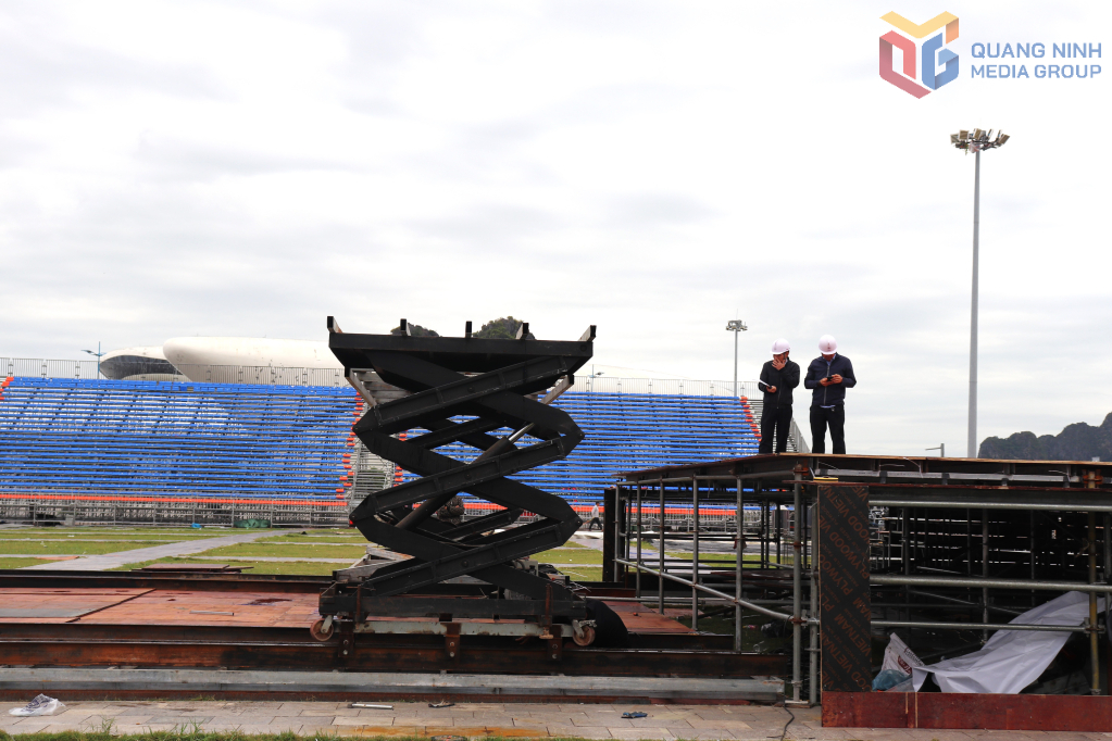 Hệ thống bàn nâng trượt được sử dụng tại khu vực sân khấu để mang đến hiệu ứng ấn tượng cho khán giả Hệ thống bàn nâng trượt được sử dụng tại khu vực sân khấu để mang đến hiệu ứng ấn tượng cho khán giả