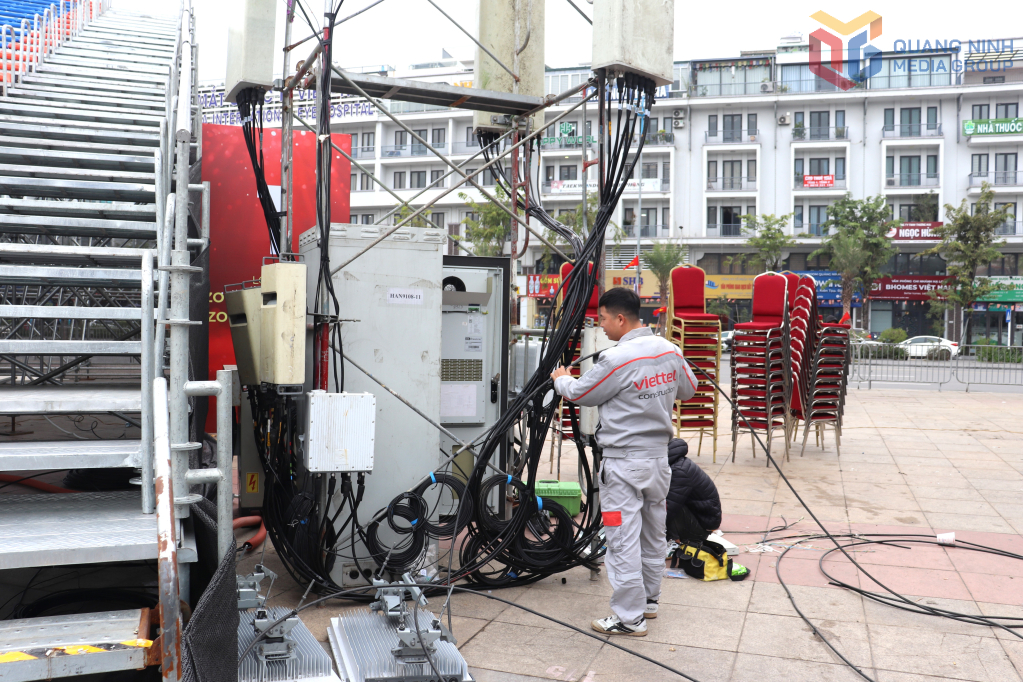 Đơn vị Viettel Quảng Ninh lắp đặt hệ thống mạng phục vụ sự kiện. Đơn vị Viettel Quảng Ninh lắp đặt hệ thống mạng phục vụ sự kiện.