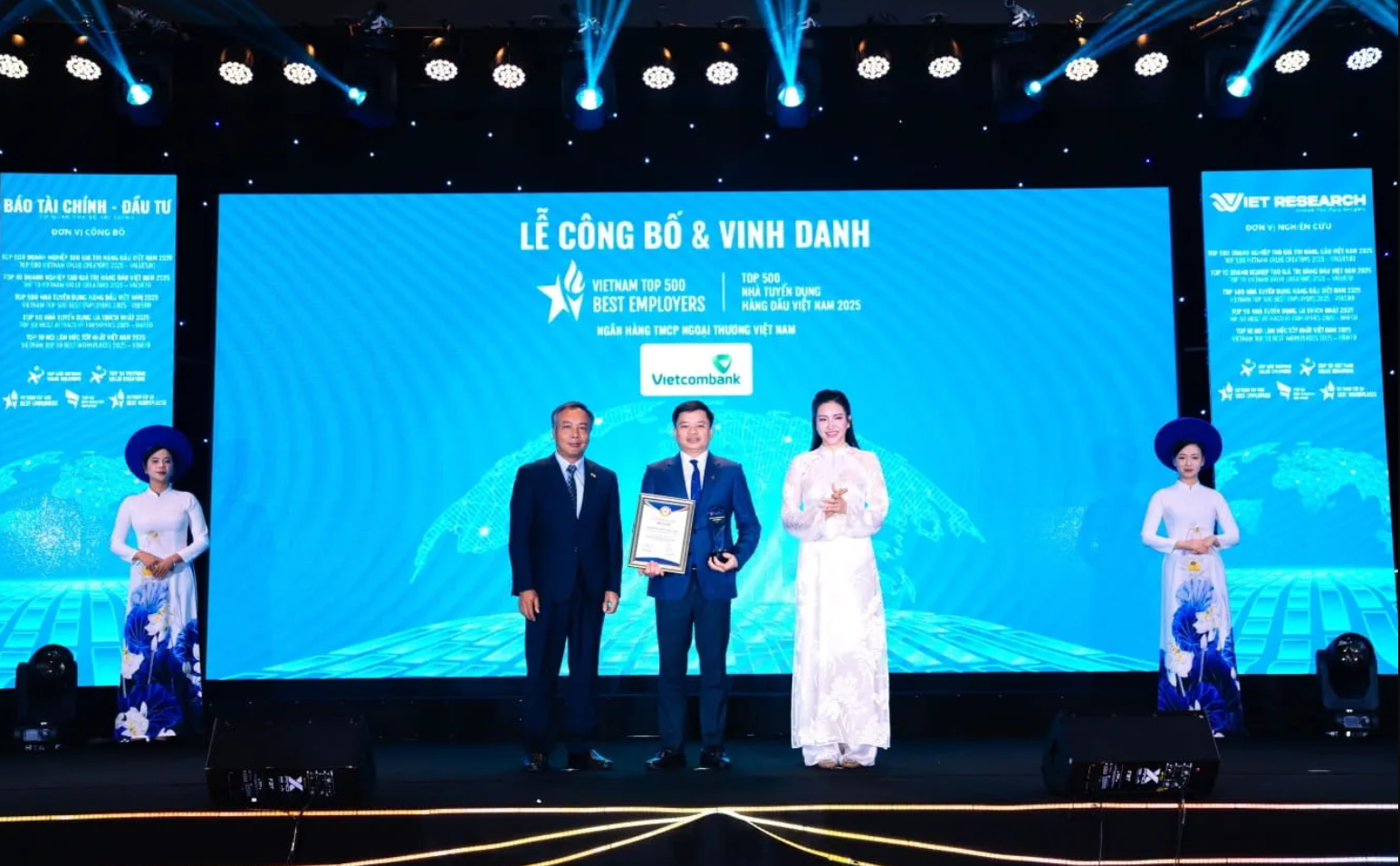 Đại diện Vietcombank, &ocirc;ng Nguyễn Ki&ecirc;n Hiếu - Ph&oacute; Trưởng Ban Tổ chức v&agrave; Nh&acirc;n sự (đứng giữa) nhận giải thưởng &ldquo;Top 500 Nh&agrave; tuyển dụng h&agrave;ng đầu Việt Nam năm 2025&rdquo; (Vietcombank xếp thứ 1). Ảnh: VCB