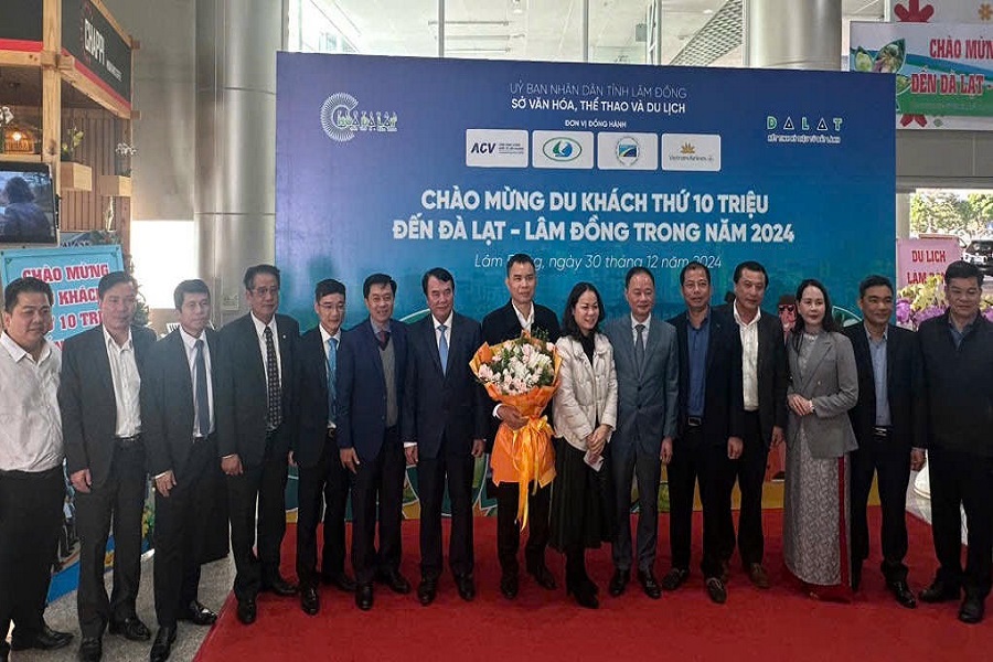 Sự kiện L&acirc;m Đồng tổ chức đ&oacute;n du kh&aacute;ch thứ 10 triệu năm 2024 tại s&acirc;n bay Li&ecirc;n Khương